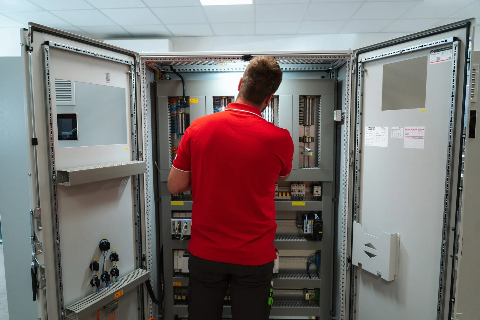 Konzentrierte Arbeit am Schaltschrank